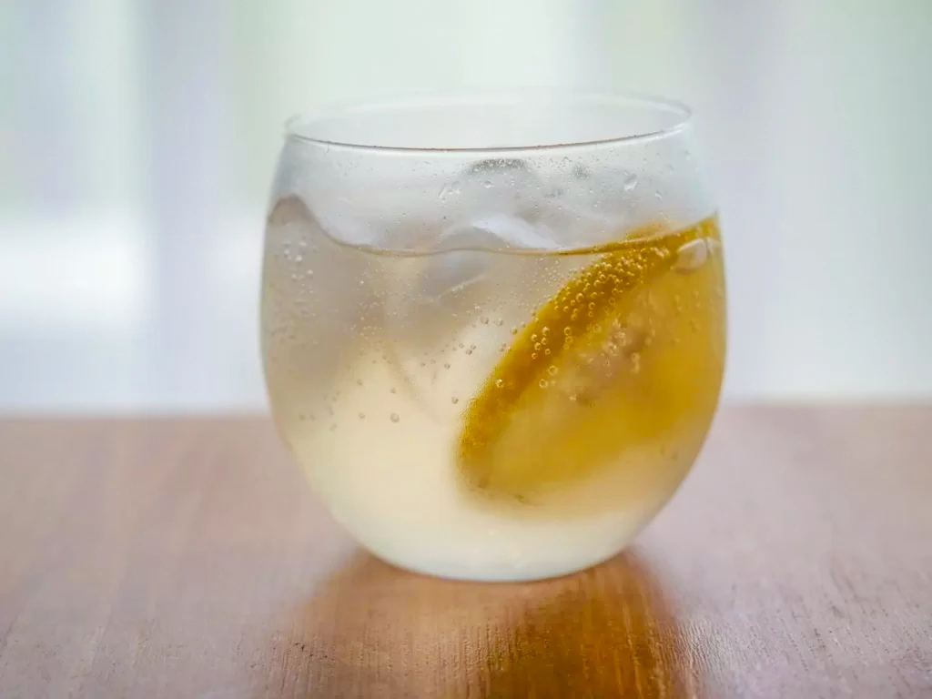 暑い日にぴったり！梅酢レモンソーダ