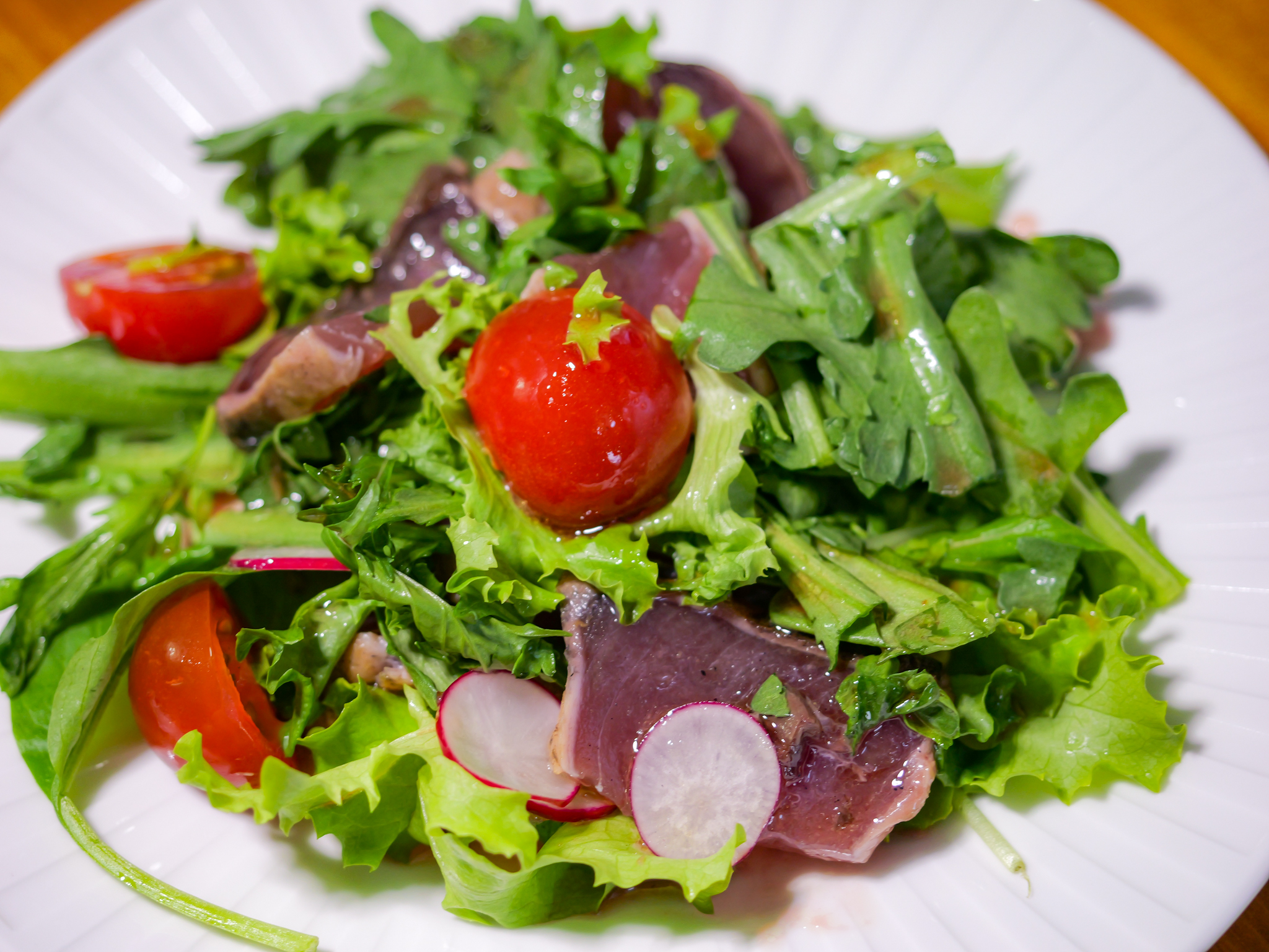 カツオのたたきと春菊のサラダ