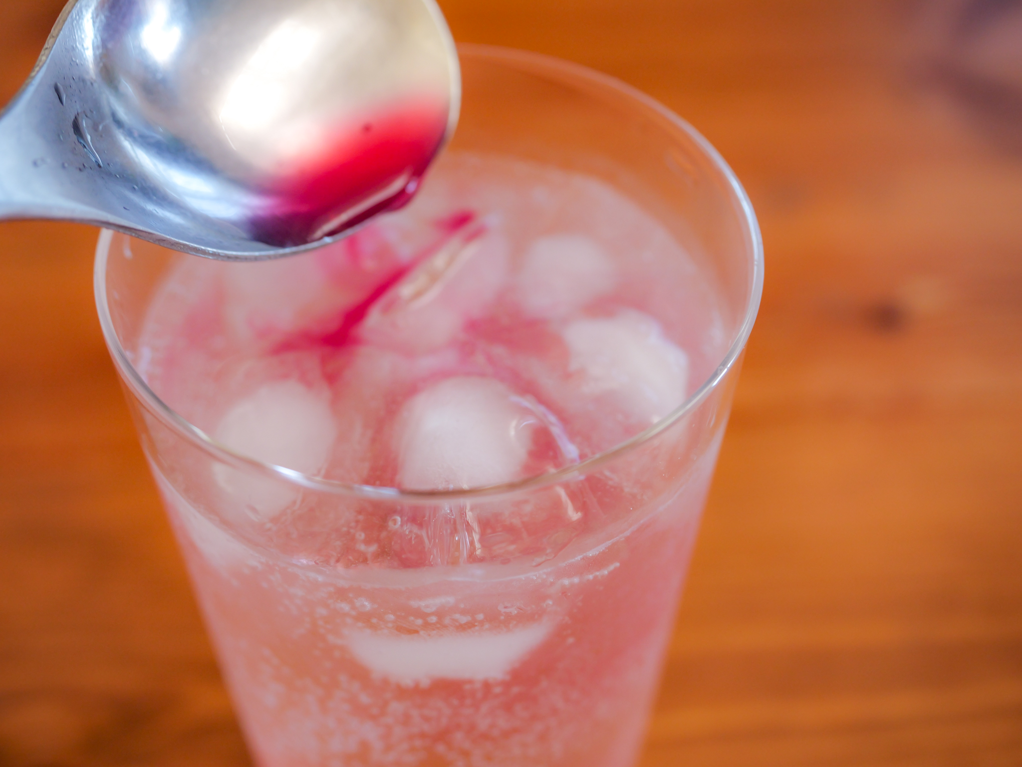 鮮やかピンクの梅酢サワー - 梅ボーイズの梅レシピ|梅干しや梅酢を使った簡単料理を紹介
