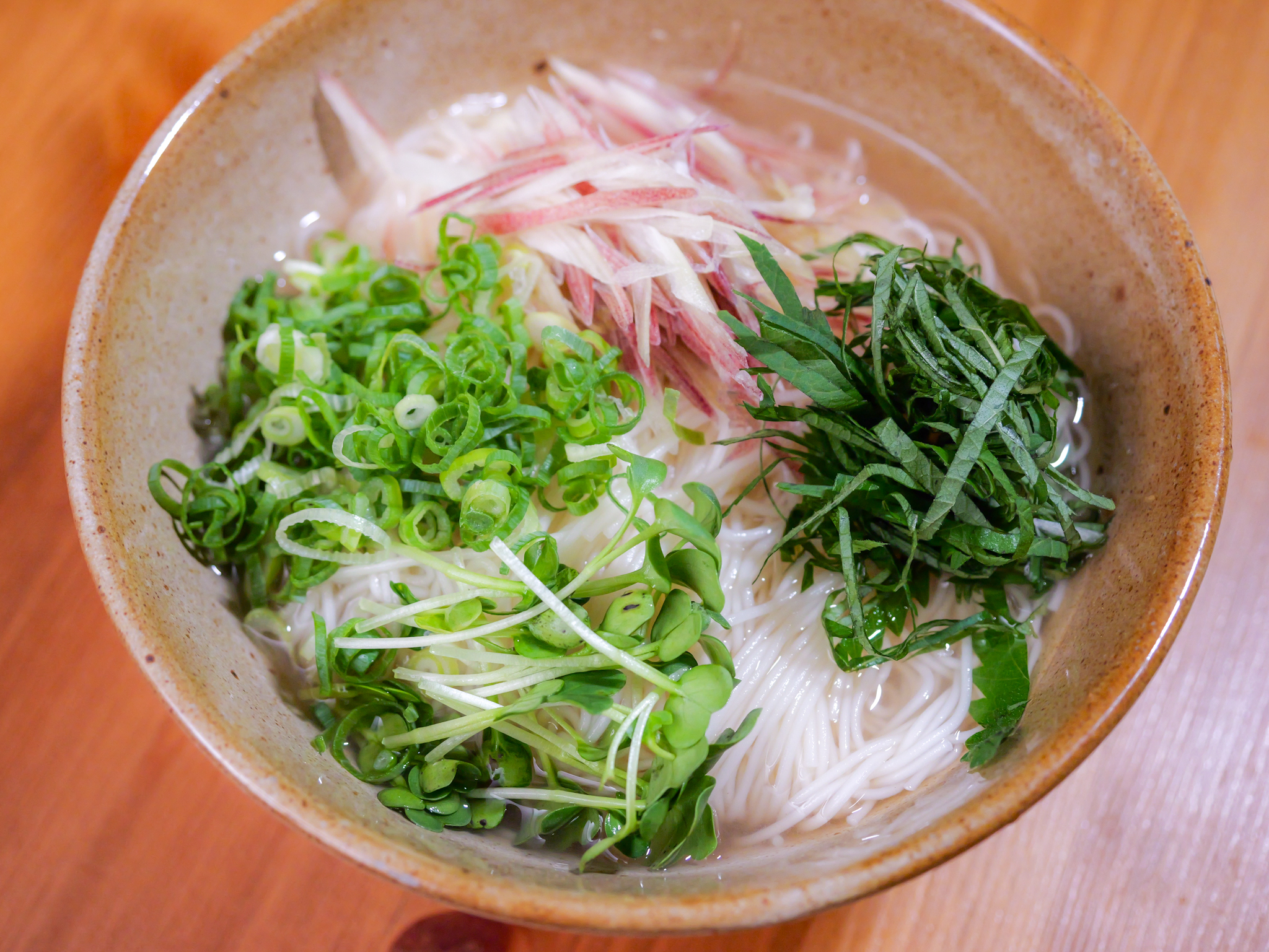 薬味たっぷり！梅酢でぶっかけそうめん