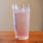 鮮やかピンクの梅酢サワー